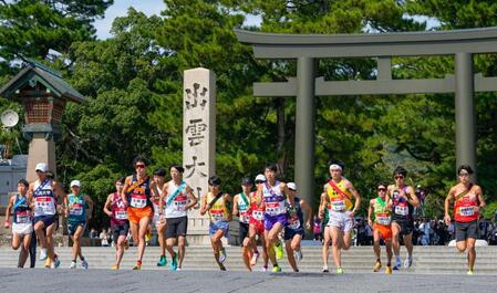 　出雲全日本大学選抜駅伝で、スタートする選手たち