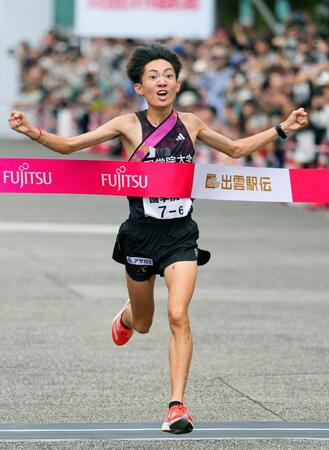 　ゴールする国学院大アンカーの平林清澄。５年ぶり２度目の優勝を果たした