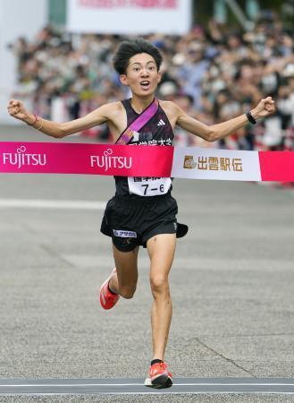 　ゴールする国学院大アンカーの平林清澄。５年ぶり２度目の優勝を果たした＝出雲ドーム前