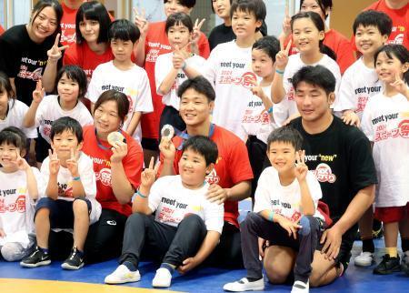 　スポーツの日のイベントで子どもたちと写真に納まるレスリング女子の元木咲良（前列左から３人目）ら＝１４日、東京都内