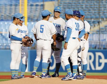 　５回裏、法大に同点に追いつかれ、マウンドに集まる東大ナイン＝神宮