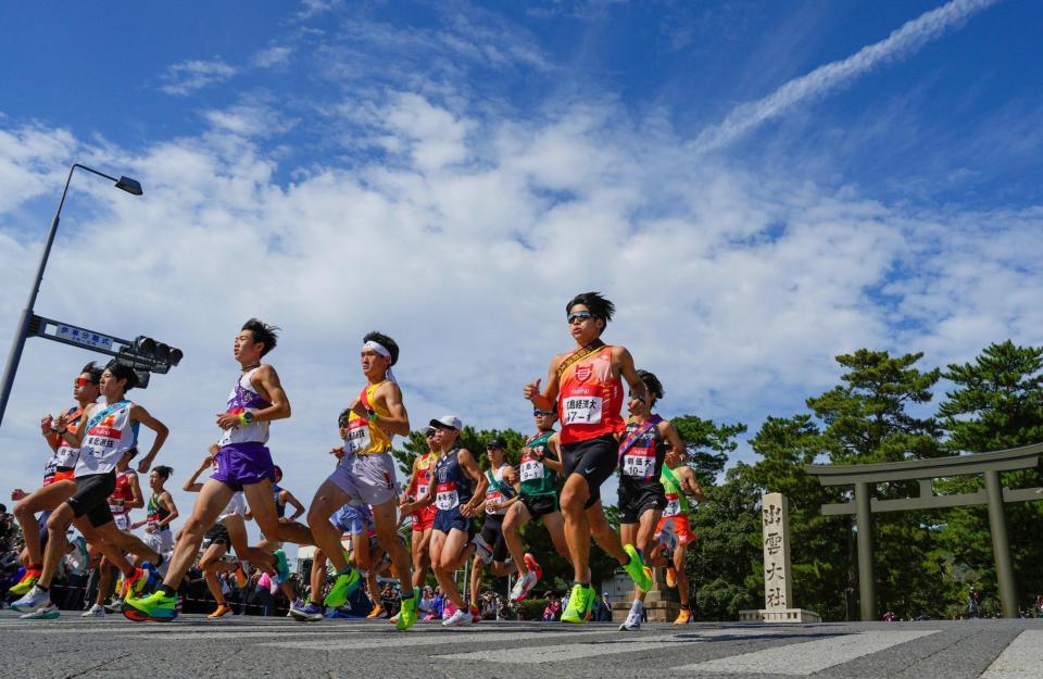 　出雲全日本大学選抜駅伝で、スタートする選手たち