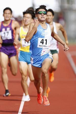 　成年男子８００メートル決勝　１分４７秒０９の大会新で優勝した佐賀・岡村颯太＝ＳＡＧＡサンライズパーク陸上競技場