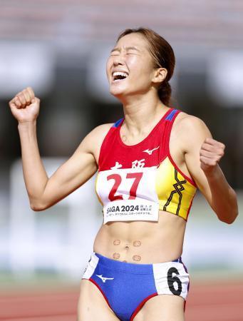 　成年女子８００メートル決勝　２分２秒３９の大会新で優勝した大阪・渡辺愛＝ＳＡＧＡサンライズパーク陸上競技場