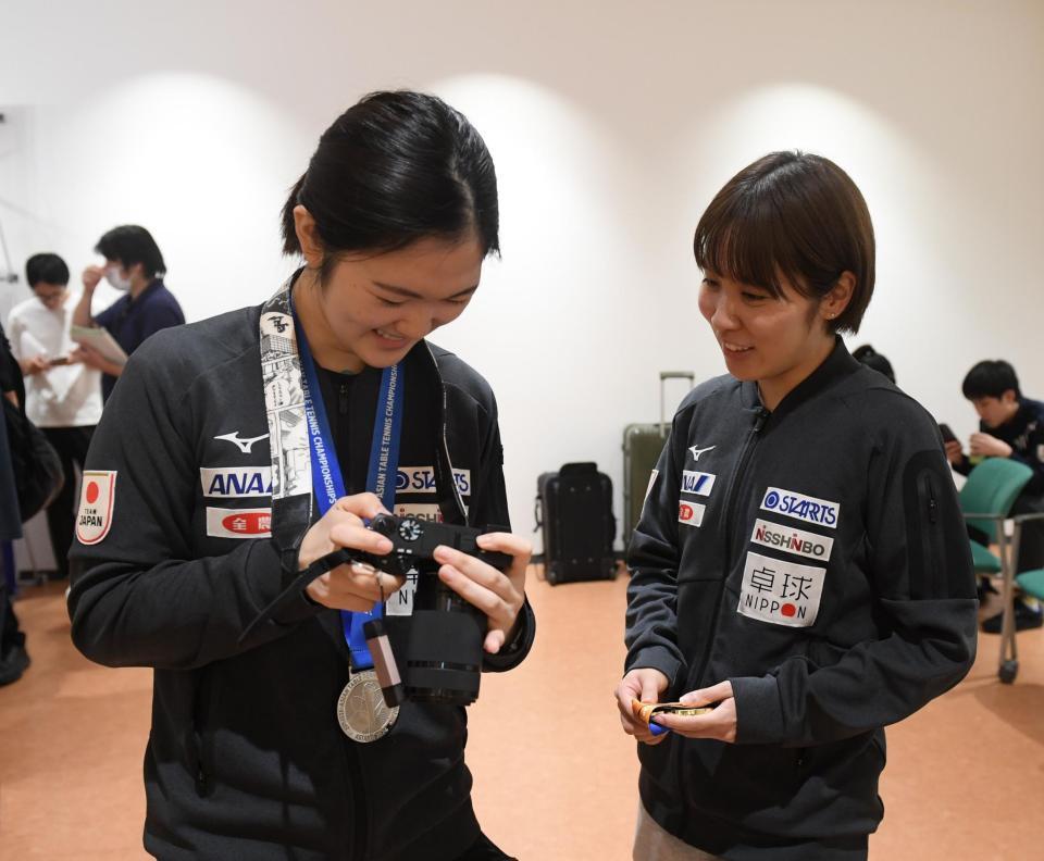 　撮影した写真を確認する平野美宇（右）と木原美悠（撮影・佐々木彰尚）