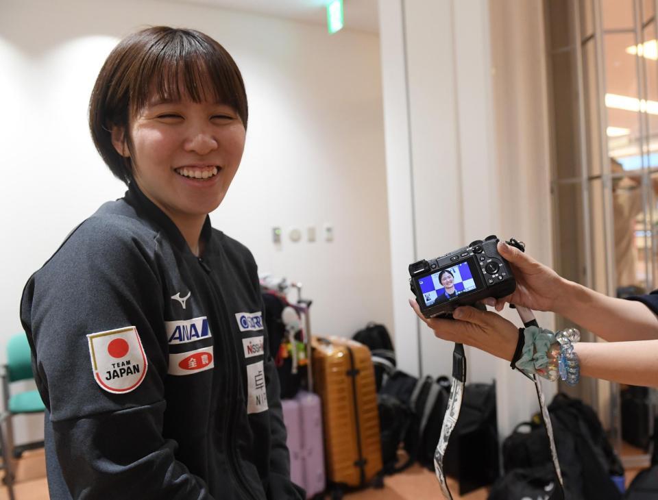 　カメラを借りて木原美悠を撮影。笑顔を見せる平野美宇（撮影・佐々木彰尚）