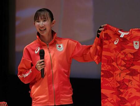 　日本代表のＴシャツにサインし、抽選会のプレゼントにした早田ひな（撮影・中田匡峻）