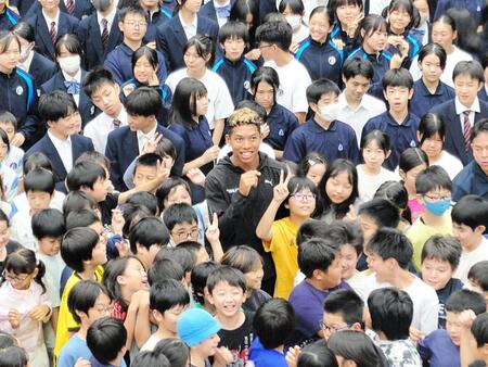 　母校の小学生らに囲まれるサニブラウン・ハキーム