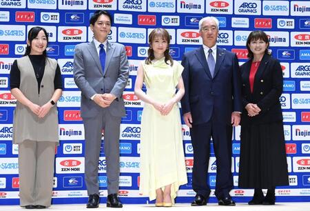 　（左から）藤沢五月、山中竹春横浜市長、秋元真夏、貝森輝幸カーリング協会会長、岡崎朋美カーリング協会理事（撮影・棚橋慶太）