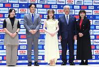 　（左から）藤沢五月、山中竹春横浜市長、秋元真夏、貝森輝幸カーリング協会会長、岡崎朋美カーリング協会理事（撮影・棚橋慶太）