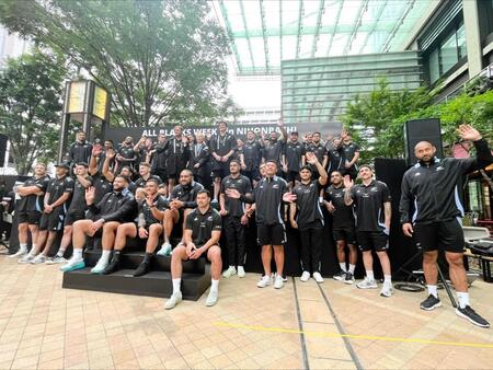 東京・日本橋に集結したラグビー・オールブラックスの選手たち