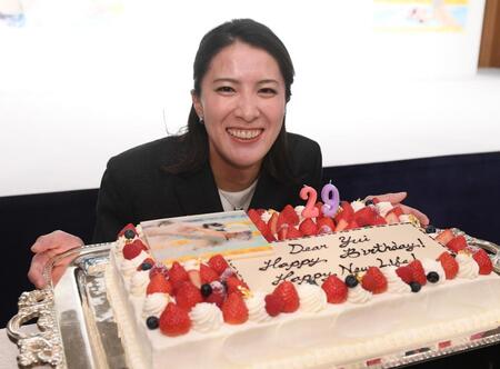 誕生日ケーキを贈られた大橋悠依（撮影・佐々木彰尚）