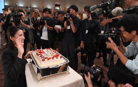 誕生日ケーキをまえに笑顔を見せる大橋悠依（撮影・佐々木彰尚）