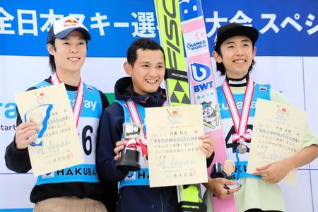 　１位の内藤智文（中央）、２位の小林陵侑（左）、３位の中村直幹