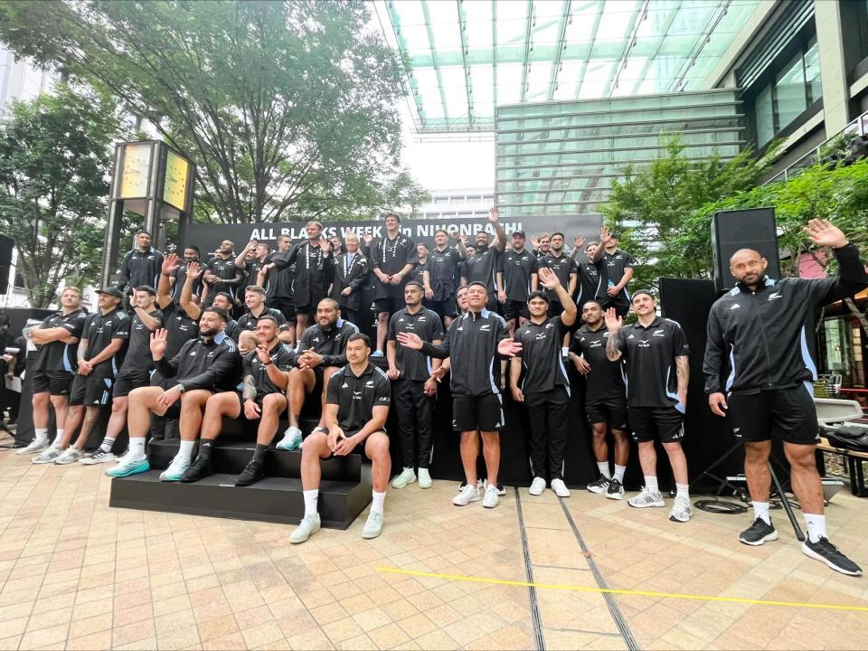 東京・日本橋に集結したラグビー・オールブラックスの選手たち