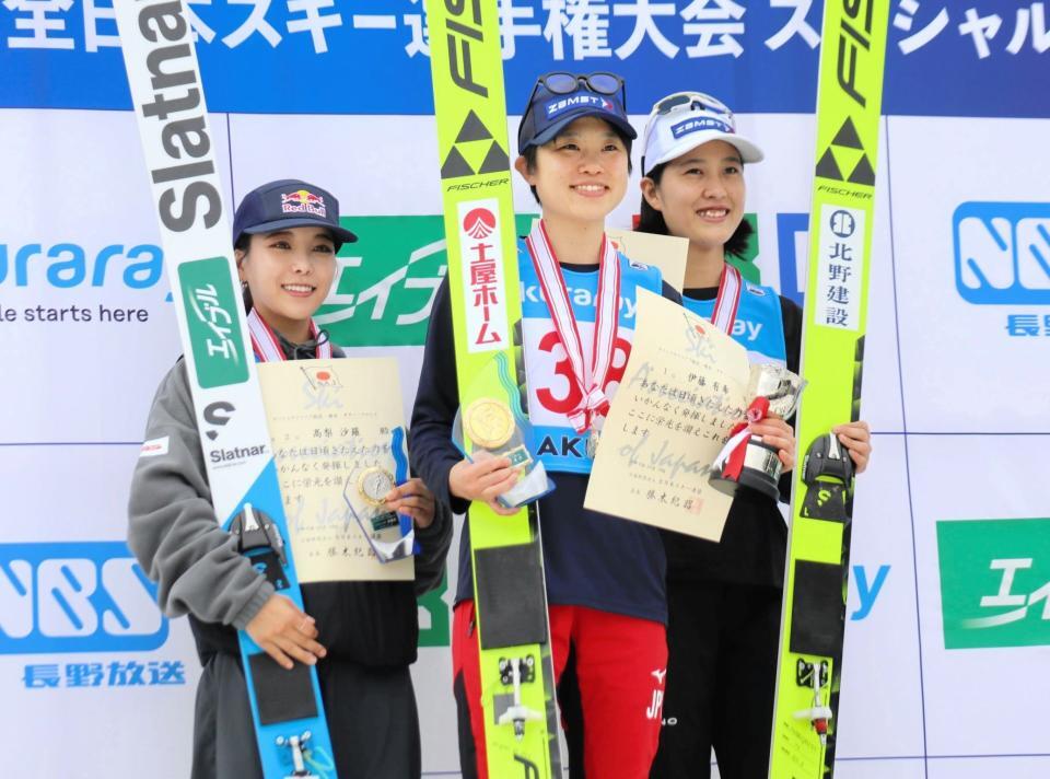 　１位の伊藤有希（中央）、２位の高梨沙羅（左）、３位の丸山希