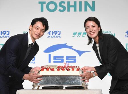 　誕生日ケーキを贈られた大橋悠依（右）と駆けつけた入江陵介氏（撮影・佐々木彰尚）