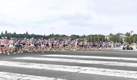 【写真】車いすに乗る東海大ロホマン・シュモン　力なく首をもたげて関係者も心配顔