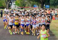 力走する各大学の選手たち