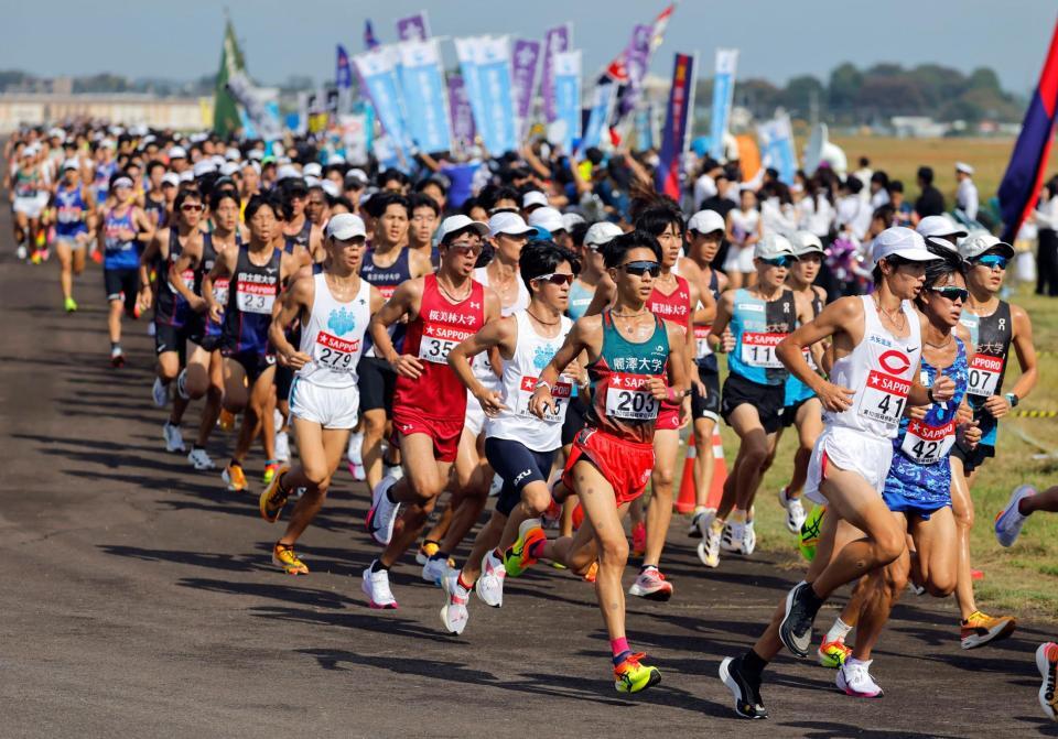 力走する各大学の選手たち