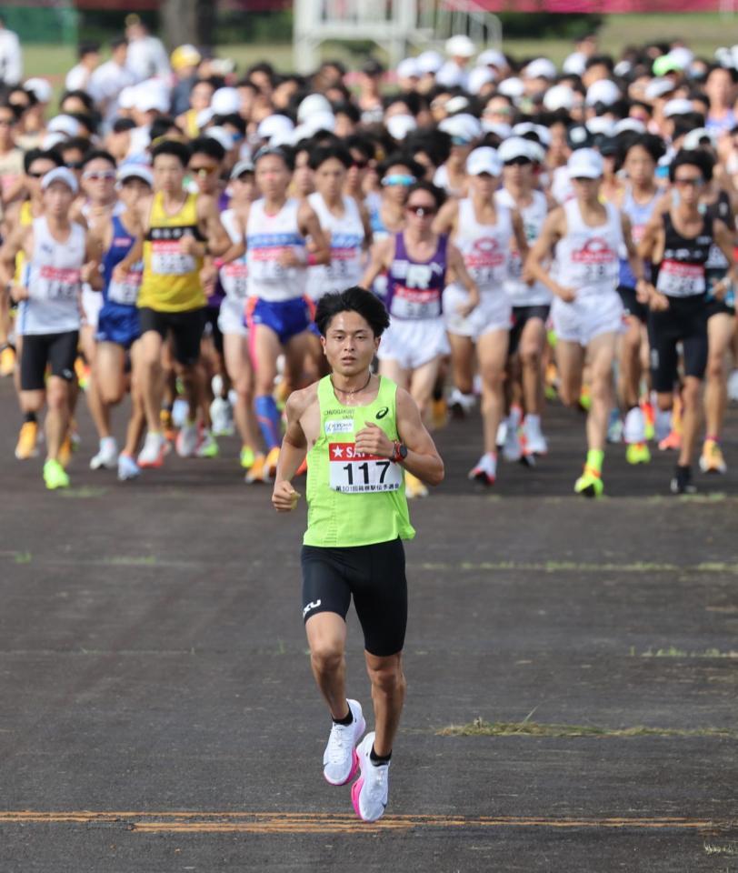 日本人トップとなった中央学院大の吉田礼志（手前）