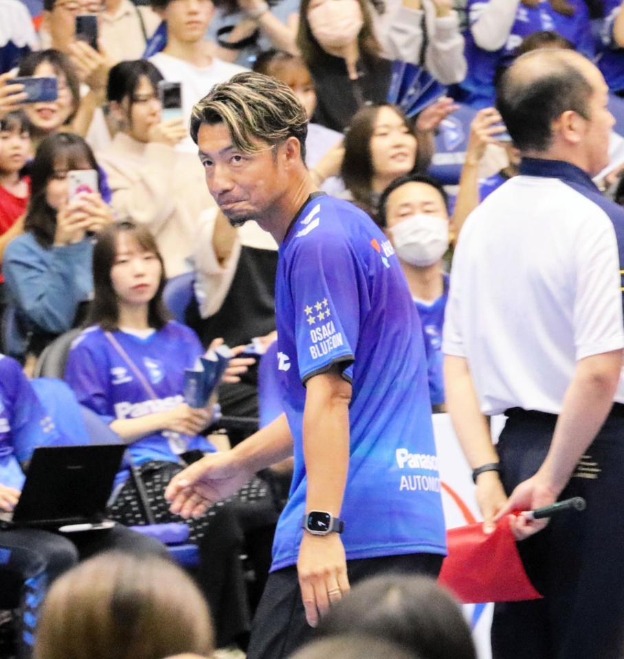 　大阪Ｂ－広島Ｔの始球式に登場した鳥谷敬氏