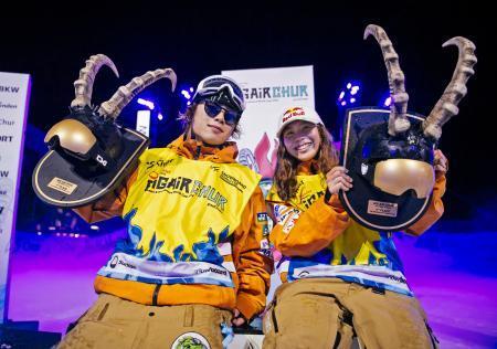 　今季開幕戦で優勝した長谷川帝勝（左）と深田茉莉＝クール（Ｍａｒｃｅｌ　Ｌａｅｍｍｅｒｈｉｒｔ／Ｂｉｇ　Ａｉｒ　Ｃｈｕｒ撮影）