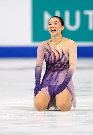 　女子フリーの演技を終え、笑顔で座り込む樋口新葉。ＧＰ初優勝を果たした（共同）