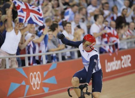 　２０１２年ロンドン五輪自転車トラックの男子ケイリンを制し、観客の声援に応える英国のクリス・ホイ＝ベロドローム（ＡＰ＝共同）