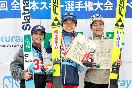 　女子ラージヒルで優勝した伊藤有希。左は２位の高梨沙羅、右は３位の丸山希