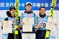 　男子ラージヒルで優勝した小林陵侑。左は２位の二階堂蓮、右は３位の内藤智文