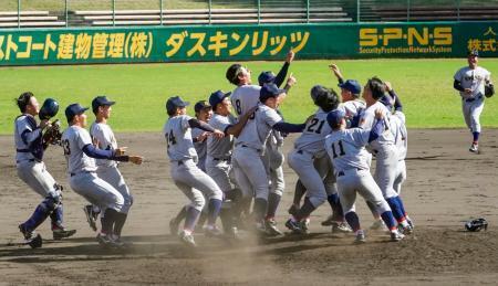 　関西学生野球リーグで２季連続１７度目の優勝を決め、喜ぶ関学大の選手たち＝わかさスタジアム京都