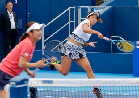 　ダブルス１回戦でプレーする清水綾乃（右）、清水映里組＝有明テニスの森公園