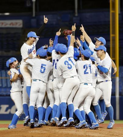 　優勝し喜ぶ青学大ナイン＝神宮