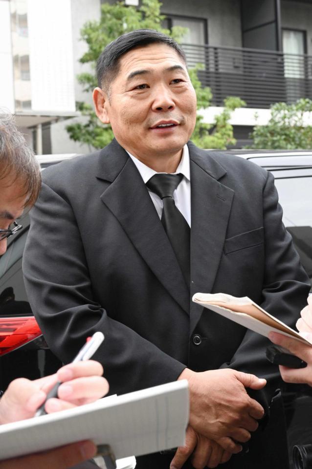 　元大島親方の太田武雄さんの自宅を訪れ、思い出を語る元小結旭鷲山のダバー・バトバヤル氏