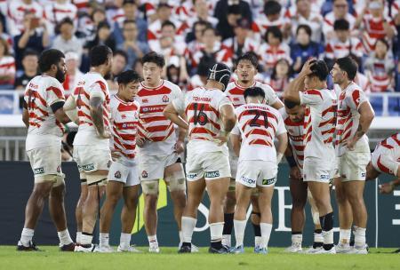 　日本-ニュージーランド　後半、トライを奪われ肩を落とす日本代表＝日産スタジアム