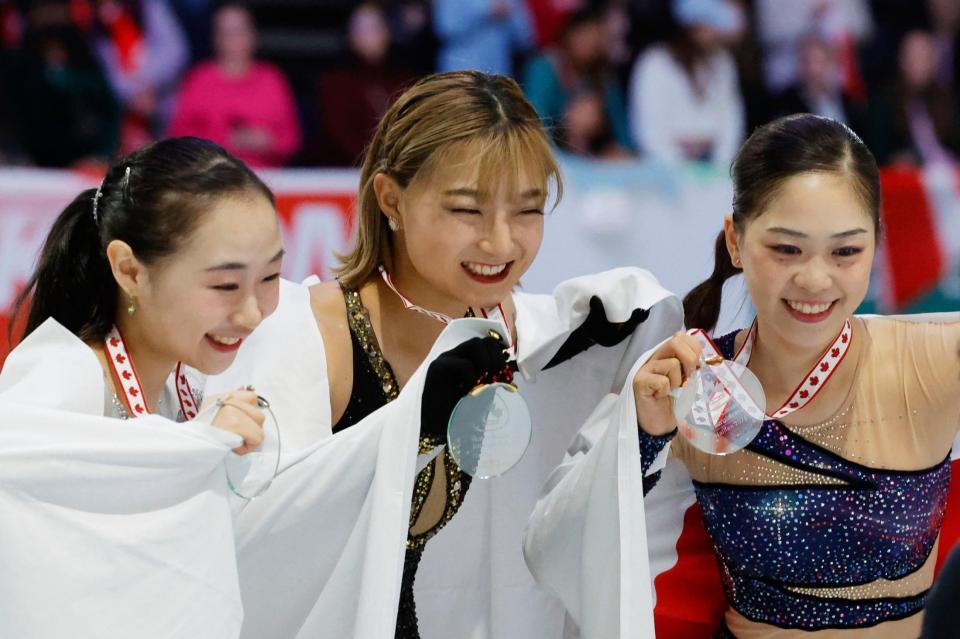 　笑顔を見せる優勝した坂本花織（中央）と２位の松生理乃（左）、３位の吉田陽菜