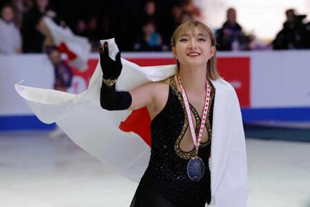 　優勝し、観客に手を振ってリンクを回る坂本花織（共同）