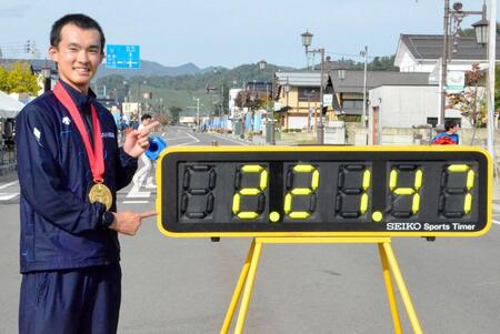 　２時間２１分４７秒の世界記録で優勝した男子の川野将虎