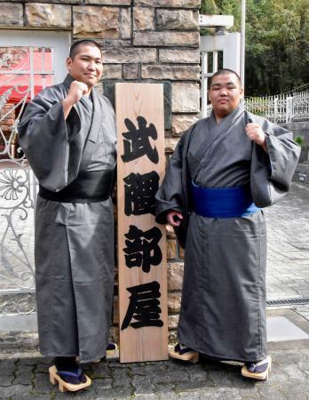 　武隈部屋に入門した木村豪太（左）と宮崎虎之介＝３０日、福岡県那珂川市の武隈部屋宿舎