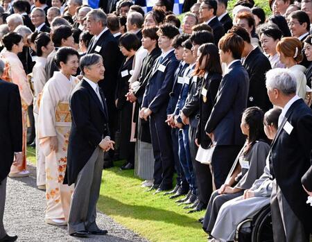 　秋の園遊会で、パリ五輪のスケートボード女子ストリートで金メダルの吉沢恋さん（前列右から５人目）らと話される天皇、皇后両陛下