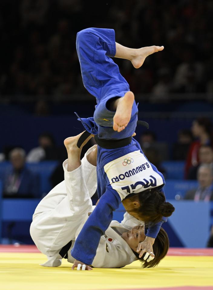 　パリ五輪女子４８キロ級決勝でモンゴル選手から技ありを奪う角田夏実（下）。金メダルを獲得した（８月、提供・共同通信社）