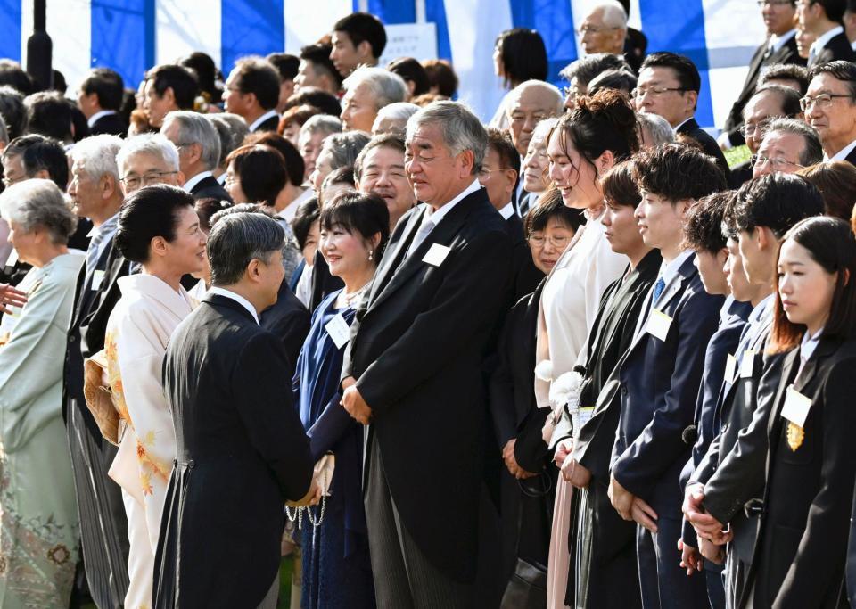 　秋の園遊会で、パリ五輪陸上女子やり投げで金メダルの北口榛花さん（前列右から７人目）らと話される天皇、皇后両陛下