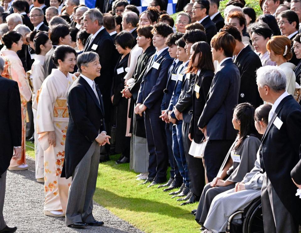 　秋の園遊会で、パリ五輪のスケートボード女子ストリートで金メダルの吉沢恋さん（前列右から５人目）らと話される天皇、皇后両陛下