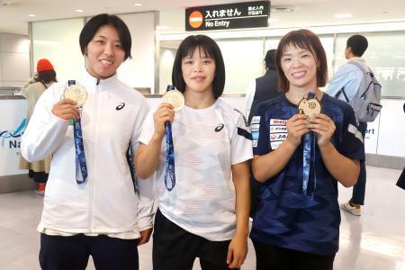 　レスリングの非五輪階級の世界選手権から帰国した女子代表の（右から）金城梨紗子、清岡もえ、石井亜海＝１日、成田空港