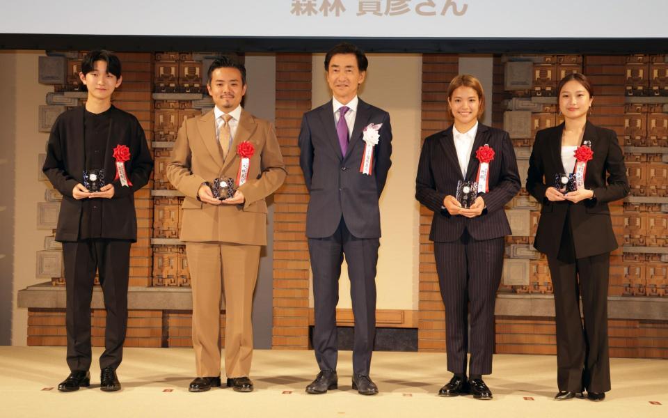 　表彰された児玉隼人さん、大林武司さん、阿部詩さん、清水花菜さん。中央は服部真二理事長（撮影・金田祐二）