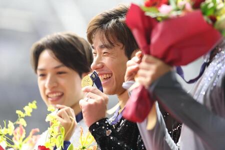 　男子で優勝し、メダルを手に笑顔を見せる織田信成