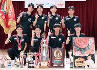 　初優勝し記念撮影する国学院大の選手たち