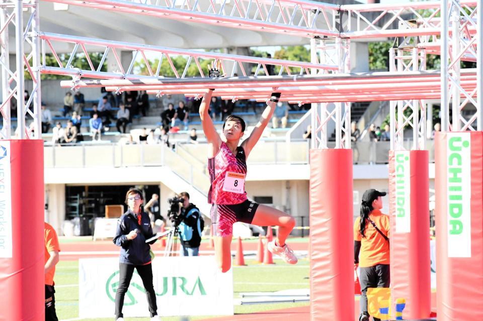 　近代五種で初めて実施された障害物レースに臨む女子選手