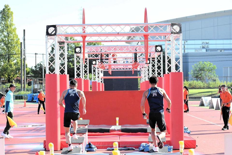 　近代五種で初めて実施された障害物レースに臨む選手たち